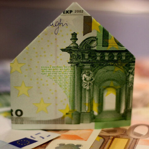 Η αύξηση των επιτοκίων ανεβάζει στα ύψη τη δόση στα δάνεια για την πρώτη κατοικία