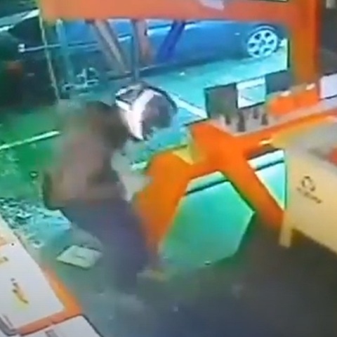 Βίντεο - ντοκουμέντο από ληστεία σε κατάστημα γνωστής αλυσίδας