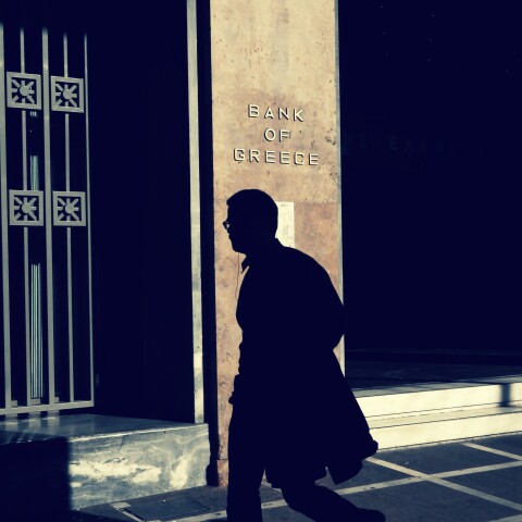 Περαστικός έξω από την Τράπεζα της Ελλάδος