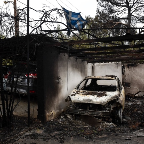 Καμένο σπίτι και αυτοκίνητο από τη φωτιά στο Μάτι