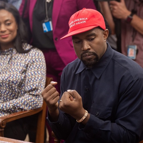 Ο ράπερ Κάνιε Γουέστ δηλώνει «μου αρέσει ο Χίτλερ», καταφέρεται εναντίον της «εβραϊκής μαφίας» σε τηλεοπτική εκπομπή