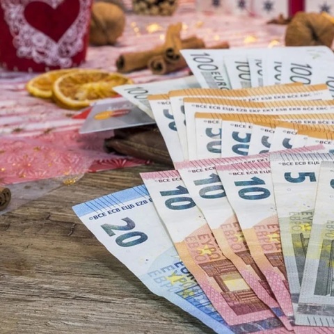 Λύση πακέτο για δάνεια, καταθέσεις και προμήθειες επιδιώκει η κυβέρνηση