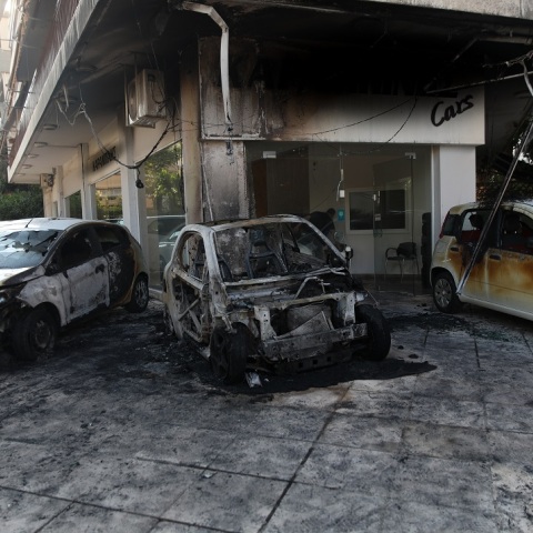 Eμπρηστική επίθεση σε μάντρα αυτοκινήτων στην Καισαριανή