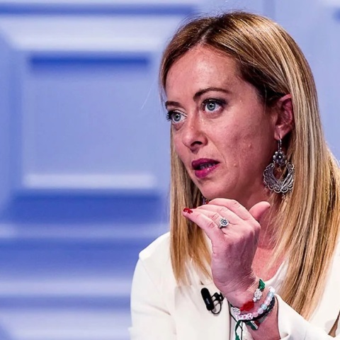 Η Μελόνι θέλει να περιορίσει τις υποχρεωτικές συναλλαγές με κάρτα