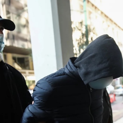 Μετανιωμένος δηλώνει ο δράστης της γυναικοκτονίας στον Πειραιά - Προθεσμία για να απολογηθεί