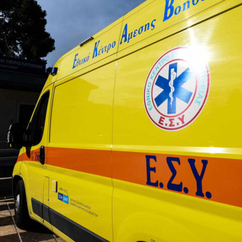 Ασθενοφόρο του ΕΚΑΒ έξω από νοσοκομείο