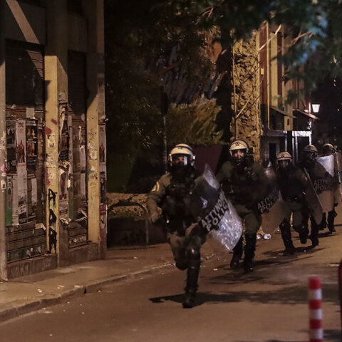 Αστυνομικοί στα Εξάρχεια μετά την επίθεση με μολότοφ στη διμοιρία των ΜΑΤ στη Χαριλάου Τρικούπη