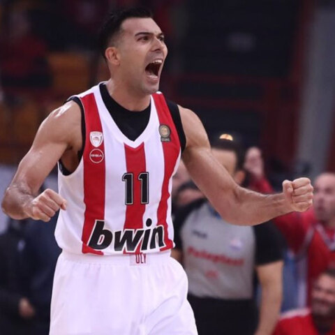 Ο Σλούκας πανηγυρίζει τη νίκη του Ολυμπιακού κόντρα στον Παναθηναϊκό