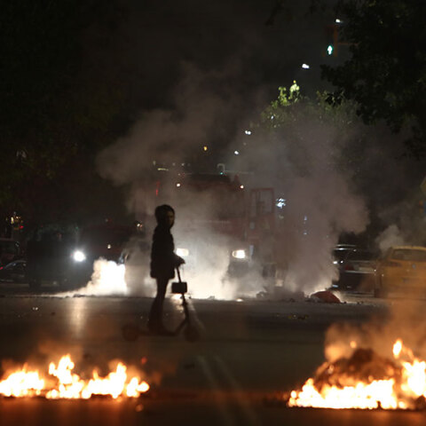 Επεισόδια στη Θεσσαλονίκη έξω από το Ιπποκράτειο νοσοκομείο, όπου νοσηλεύεται ο 16χρονος Ρομά που πυροβολήθηκε από αστυνομικό