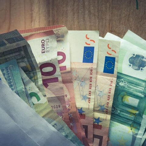 Ολόκληρο δώρο Χριστουγέννων δικαιούνται όσοι εργαζόμενοι στον ιδιωτικό τομέα εργάστηκαν χωρίς καμία διακοπή από την 1η Μαΐου μέχρι την 31η Δεκεμβρίου