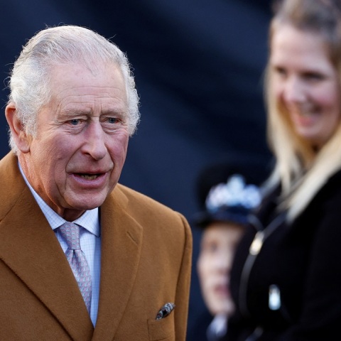 Αυγό πέταξαν ξανά στον βασιλιά Κάρολο, κατά τη διάρκεια επίσκεψής του στο Λούτον, σύμφωνα με τη βρετανική αστυνομία - Συνελήφθη 20χρονος ως ύποπτος της επίθεσης.