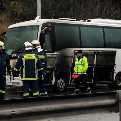 Φωτιά σε σχολικό λεωφορείο στη Θεσσαλονίκη - Ήταν γεμάτο μαθητές (βίντεο)