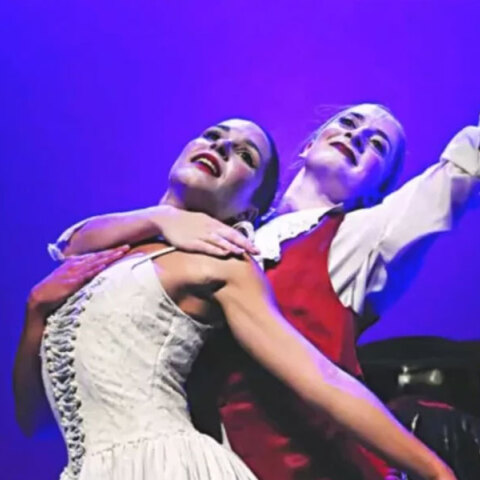 Σκηνή από την παράσταση Μότσαρτ του ΔΗΠΕΘΕ Πάτρας