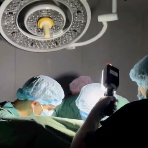 Ουκρανοί γιατροί στο Κίεβο κάνουν χειρουργείο με ρεύμα από γεννήτρια