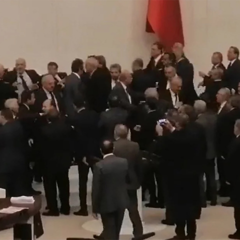 Ένταση και ξύλο στη Βουλή της Τουρκίας