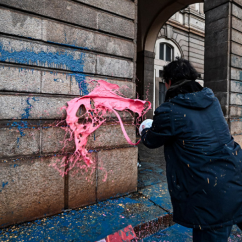 Ακτιβιστές υπέρ του κλίματος έριξαν μπογιές στη Σκάλα του Μιλάνου