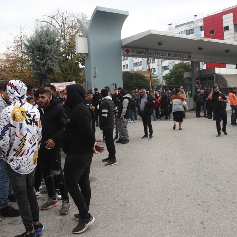 Σε κρίσιμη κατάσταση παραμένει ο 16χρονος Ρομά που πυροβολήθηκε από αστυνομικό