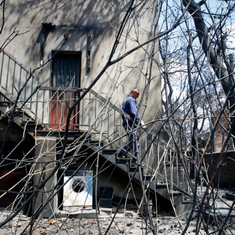 Καμένο κτίριο από τη φωτιά στο Μάτι