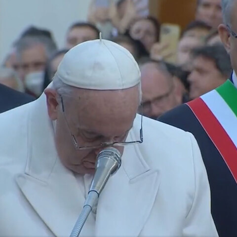 Ο πάπας Φραγκίσκος δακρύζει για την Ουκρανία