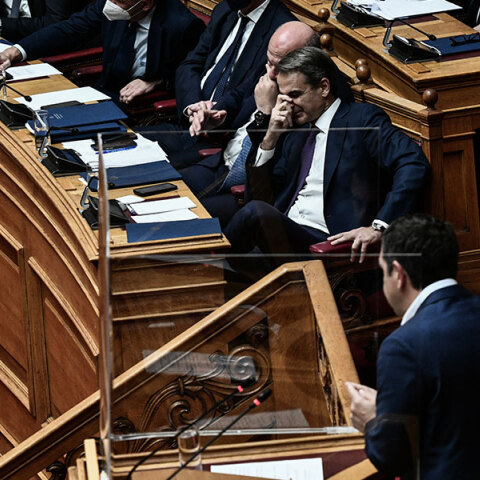 Αλέξης Τσίπρας και Κυριάκος Μητσοτάκης στη Βουλή κατά τη διάρκεια της συζήτησης για τις παρακολουθήσεις