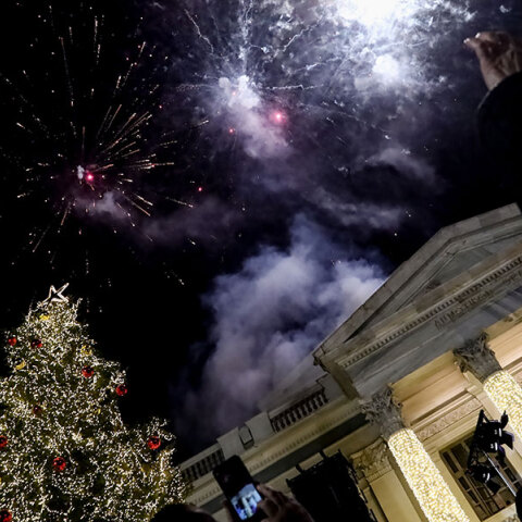 Στον Πειραιά φωταγωγήθηκε το χριστουγεννιάτικο δέντρο