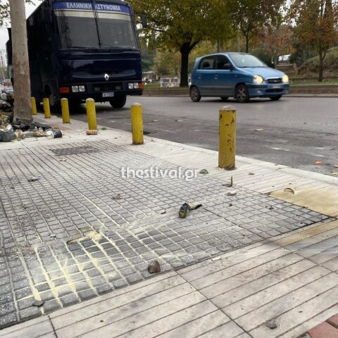 ΕΚΤΑΚΤΟ: Κουκουλοφόροι επιτέθηκαν με μολότοφ σε διμοιρία στο ΑΠΘ (φωτο)