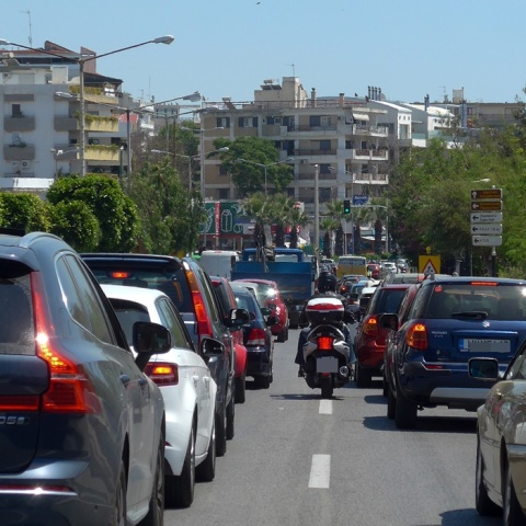 Αυτοκίνητο «κολλημένα» στην κίνηση στην Παραλιακή