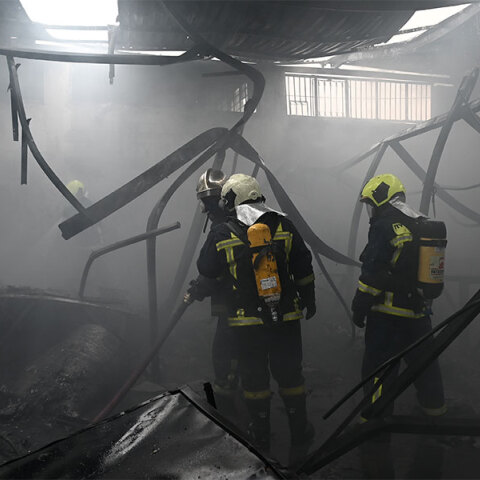 Πυροσβέστες στον χώρο του εργοστασίου