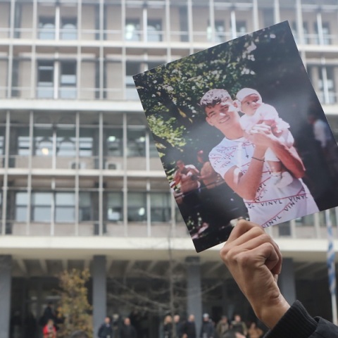 Σε κατ' οίκον περιορισμό ο αστυνομικός που πυροβόλησε τον 16χρονο Ρομά