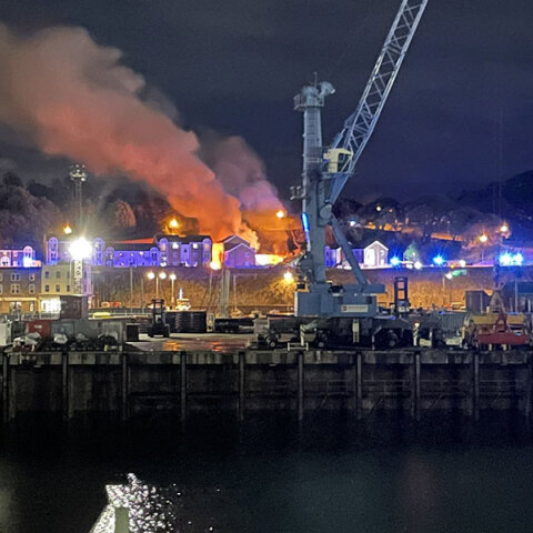 Η φωτιά που ξέσπασε στη νήσο Τζέρσεϊ της Βρετανίας μετά την ισχυρή έκρηξη