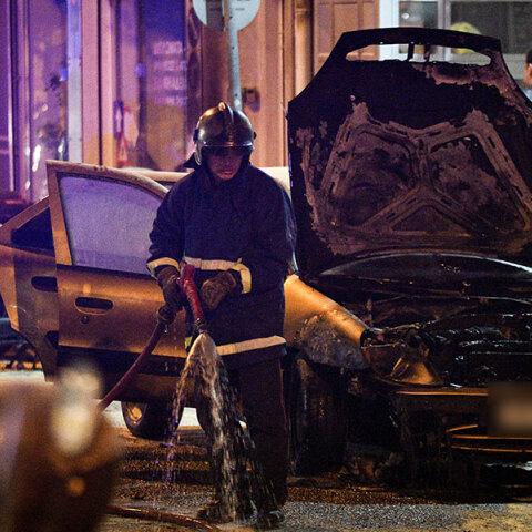 Πυροσβέστης σβήνει φωτιά σε αυτοκίνητο έξω από το ΑΤ Ακροπόλεως μετά από επίθεση με μολότοφ