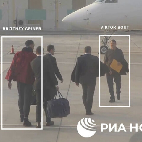 Εικόνα από την ανταλλαγή των κρατουμένων Βίκτορ Μπουτ και Μπρίτνεϊ Γκράινερ στο αεροδρόμιο