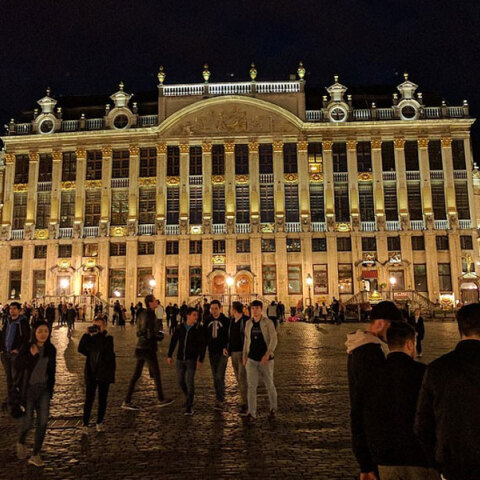 Με χριστουγεννιάτικο στολισμό αλλά χωρίς εξωτερικές θερμάστρες σε καφετέριες και εστιατόρια οι Βρυξέλλες