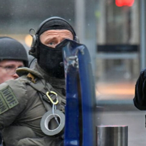 Γερμανοί αστυνομικοί έξω από το εμπορικό κέντρο στη Δρέσδη, όπου σημειώθηκε η ομηρία