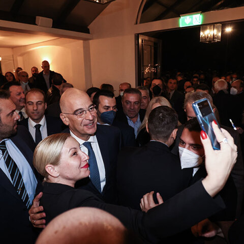 Ο Νίκος Δένδιας βγάζει selfie με ψηφοφόρους σε προεκλογική εκδήλωση στο Golf της Γλυφάδας