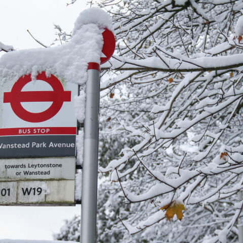 Λονδίνο άνδρας τρέχει ημίγυμνος μέσα στα χιόνια