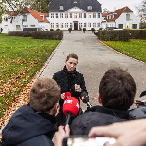 Η Μέτε Φρεντέρικσεν παραμένει πρωθυπουργός στη Δανία