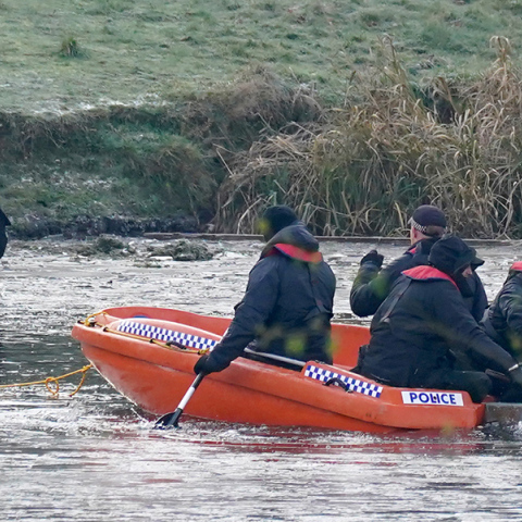 Στιγμιότυπο από την επιχείρηση διάσωσης στην παγωμένη λίμνη στο Μπέρμιγχαμ
