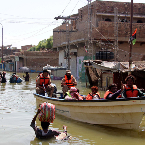 Με βάρκες οι άνθρωποι στο Πακιστάν απομακρύνονται από πλημμυρισμένες περιοχές
