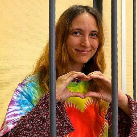 Ρωσία: Έβαλε αντιπολεμικά συνθήματα στα ταμπελάκια του σουπερμάρκετ και κινδυνεύει με κάθειρξη 10 ετών