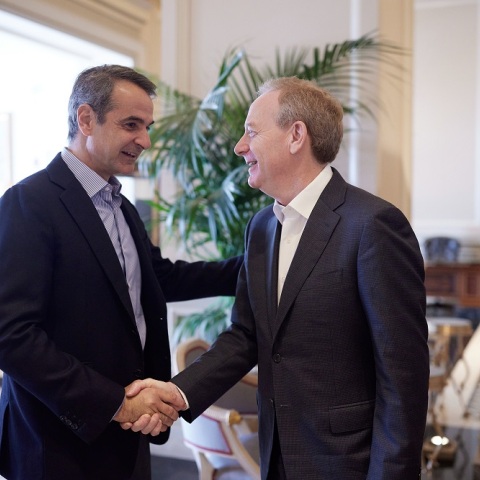 Συζήτηση του πρωθυπουργού με τον πρόεδρο της Microsoft στο podcast «Tools and Weapons»	