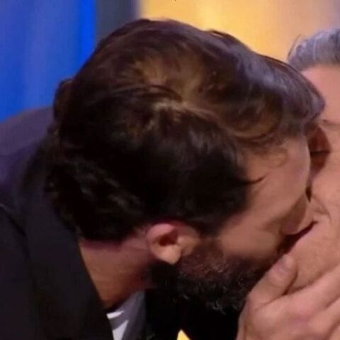 O Αντίνοος Αλμπάνης δίνει φιλί στον Θεοχάρη Ιωαννίδη
