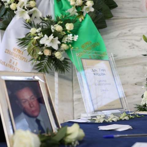 Πλήθος κόσμου στο τελευταίο «αντίο» στον Γιάννη Διακογιάννη