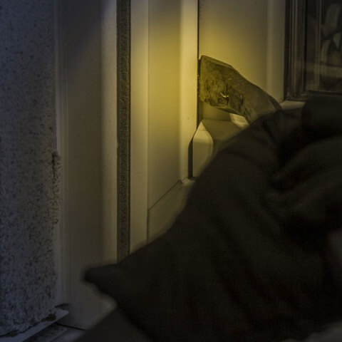 Διαρρήκτης ετοιμάζεται να μπει σε σπίτι στο Λαγονήσι