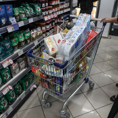 Καρότσι με αγορές σε σούπερ μάρκετ