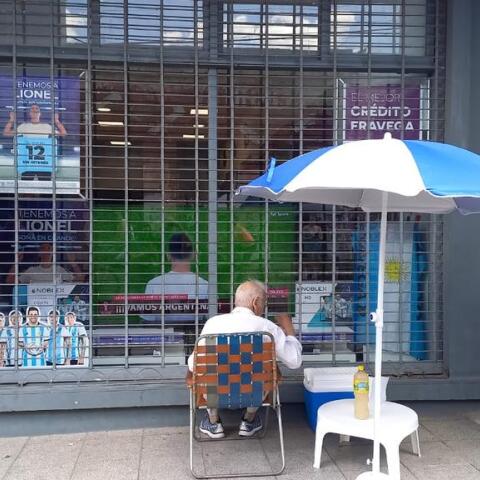 Μουντιάλ: Ηλικιωμένος είδε όλους τους αγώνες έξω από κατάστημα και του χάρισαν την τηλεόραση