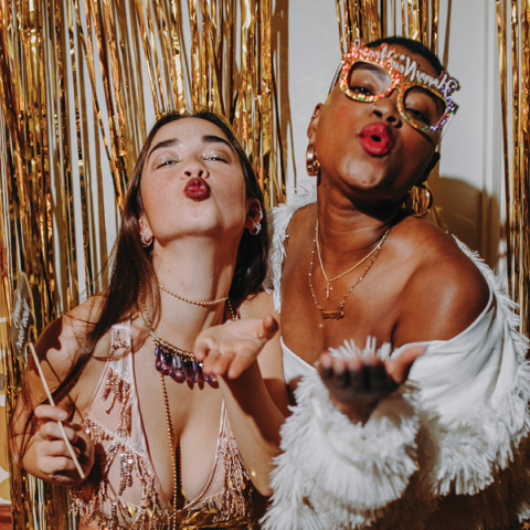 Γιατί φιλιόμαστε τα μεσάνυχτα της Πρωτοχρονιάς