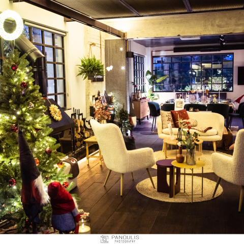 Άποψη του χώρου με τα έπιπλα, διακοσμητικά και Χριστουγεννιάτικα στολίδια JYSK Ελλάδας.