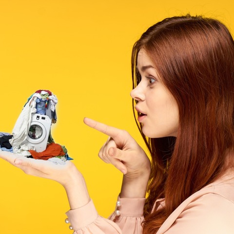 κοπέλα με άπλυτα ρούχα 