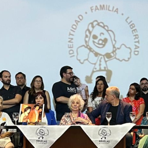 Στιγμιότυπο από τη συνέντευξη Τύπου για τον εντοπισμό του 131ου παιδιού που είχε κλαπεί κατά τη διάρκεια της δικτατορίας στην Αργεντινή